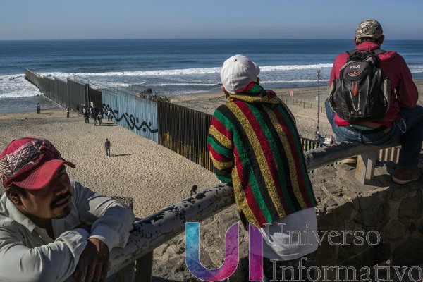 Migrantes de la caravana en una playa de Tijuana cercana a la