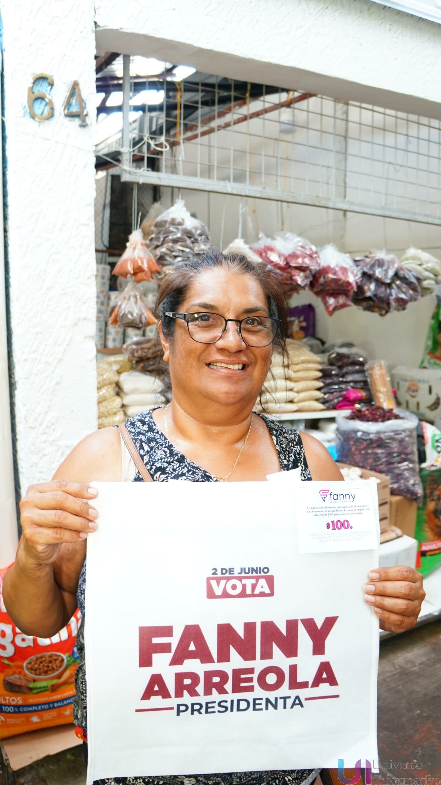 Con entrega de vales, Fanny Arreola impulsa economía y apoya a locatarios del mercado municipal.
